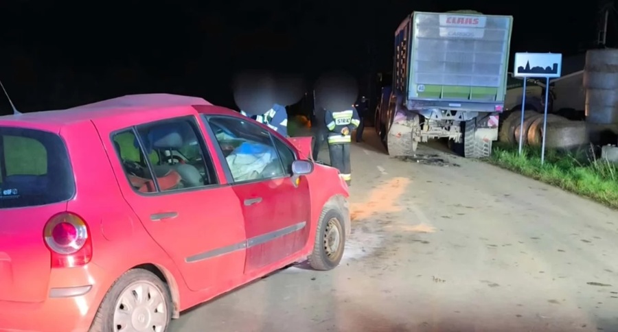 78-latek uderzył w ciągnik z przyczepą
